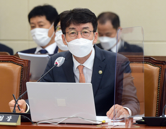 류근관 통계청장이 12일 국회에서 열린 기획재정위원회의 관세청·조달청·통계청에 대한 국정감사에서 의원 질의에 답하고 있다. 연합뉴스